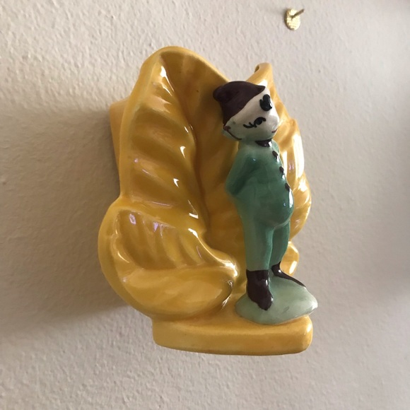 Vintage Pixie Elf ceramic wall pocket vase with hanging slot - Picture 3 of 8
